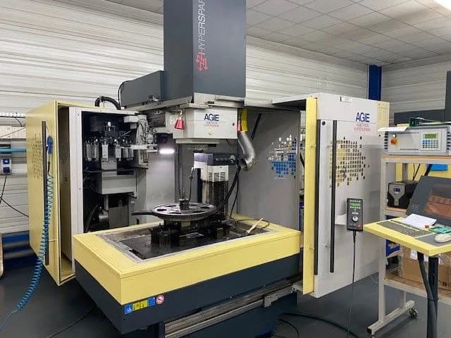 Atelier d'électroérosion Outil Précis — machine d'enfonçage